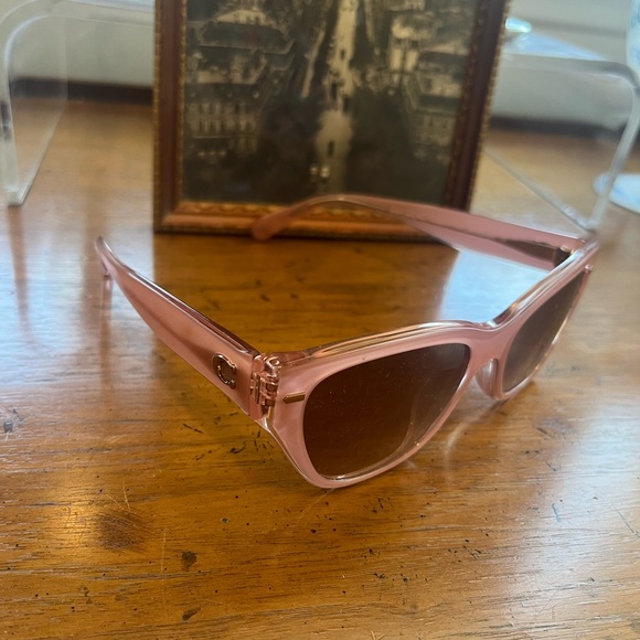 Beautiful sunglasses! - Picture 3 of 4